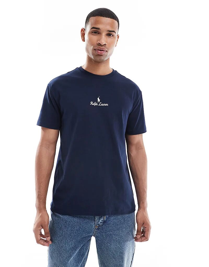 

Футболка Polo Ralph Lauren с центральным логотипом и надписью "значок" классического свободного кроя темно-синего цвета