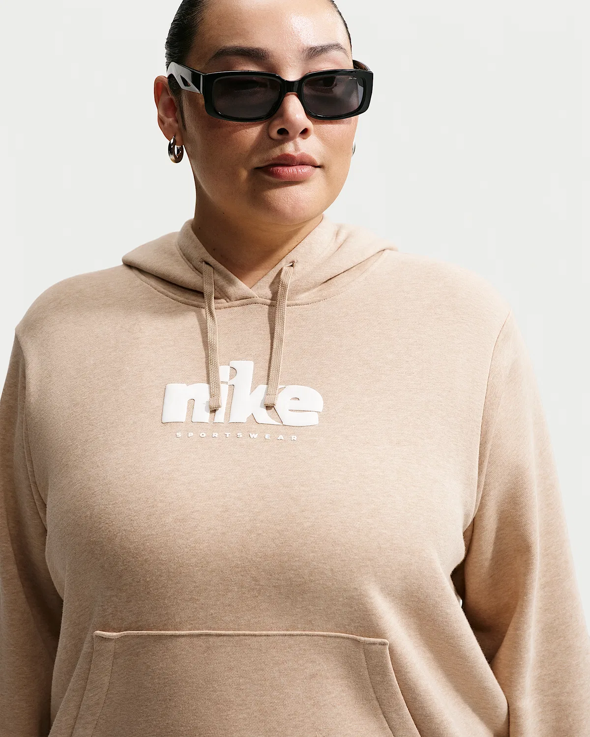 Женская худи с принтом (плюс сайз) Nike Sportswear Club Fleece, Linen/Heather/White — фото 3