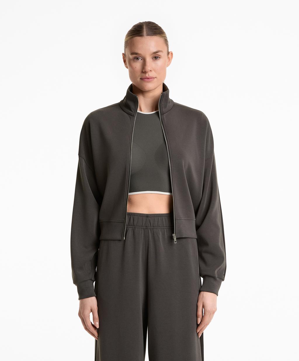 

Контрастный жакет в складку по бокам из мягкого на ощупь модала Oysho, цвет Dark Lead Grey