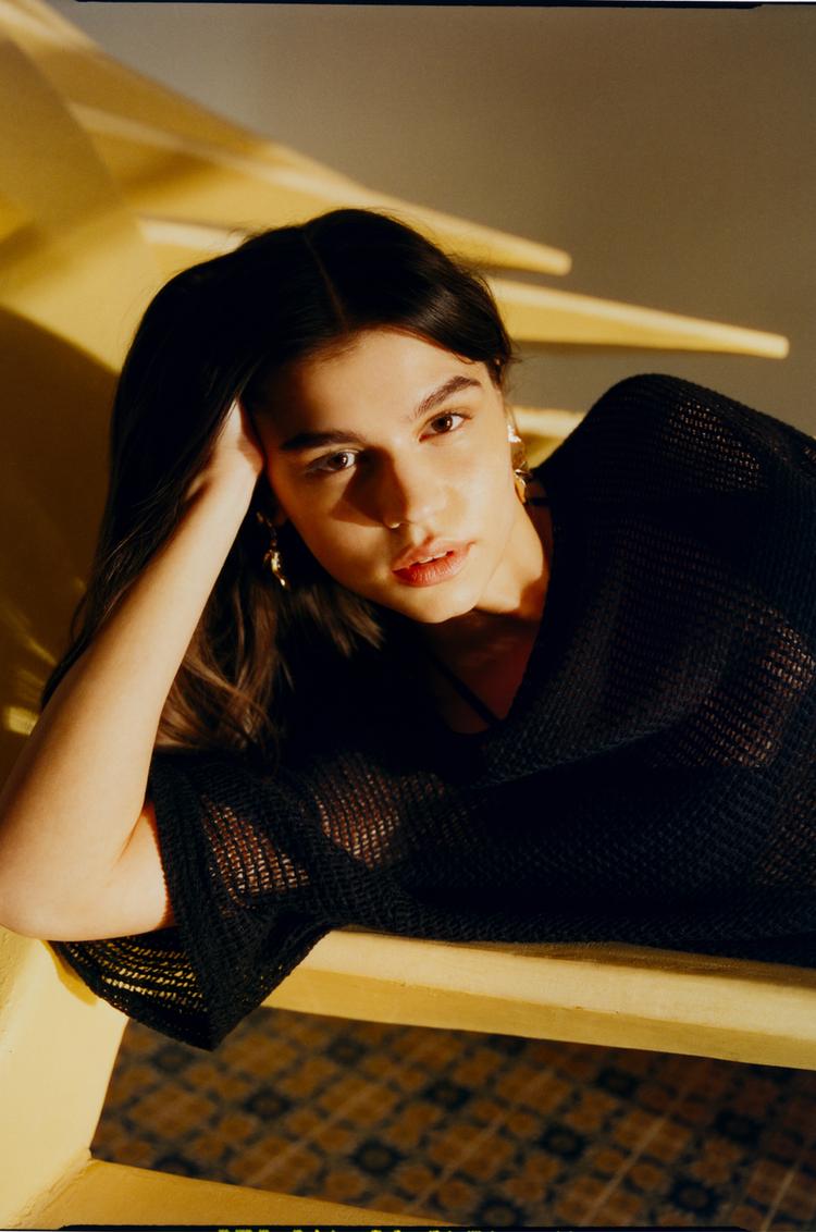 

Укороченная футболка из сетчатого трикотажа Pull And Bear, черный