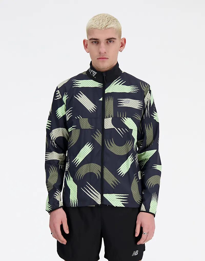 

Куртка для бега NB Athletics Packable Run Jacket London Edition черного цвета с принтом New Balance