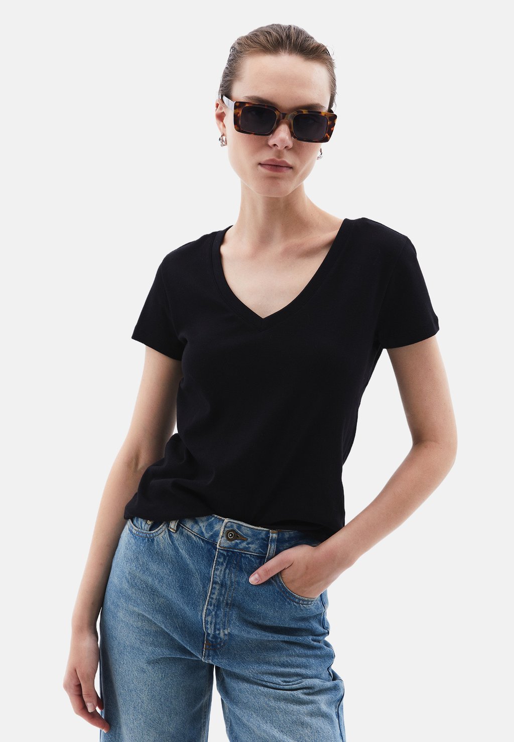 

Базовая футболка V-NECK OXXO, черный