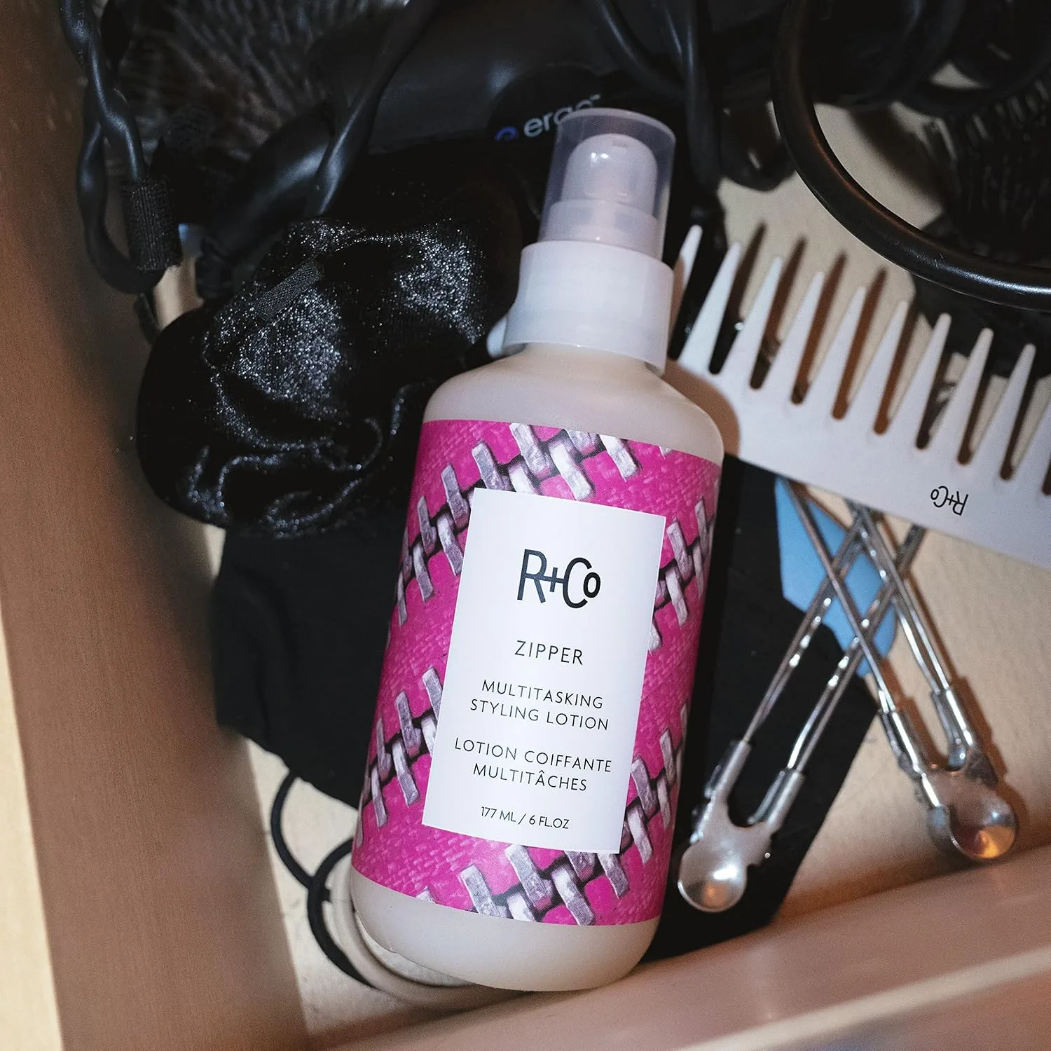 R+Co Zipper Multitasking Styling Lotion - лосьон для укладки против пушистости, блеска и гибкой фиксации, добавляет текстуру, мягкость и контроль для всех типов волос, веганский и cruelty-free 177 мл (1 шт.) — фото 3