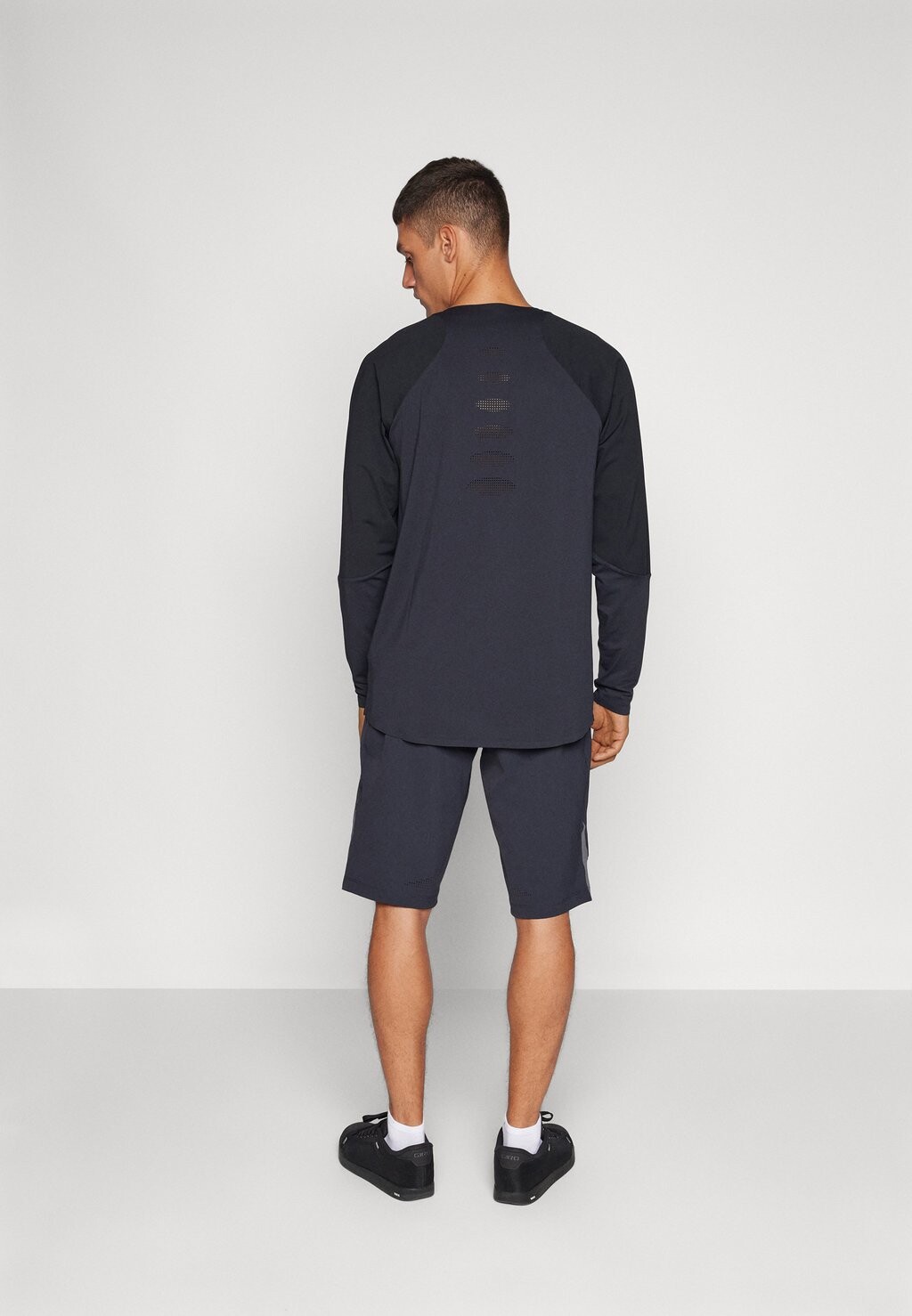 

Спортивные шорты MAVEN SCRUB SHORT Oakley, черный