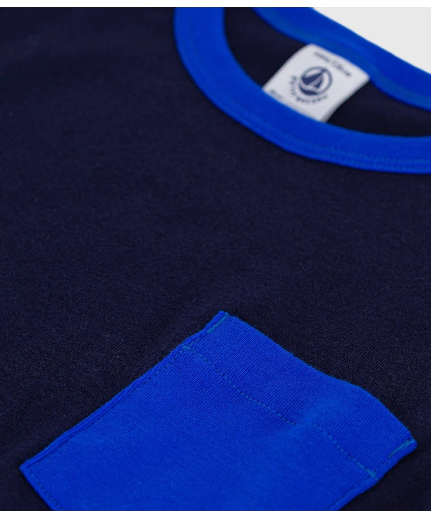 Детская футболка с цветными блоками Petit Bateau с карманом синяя — фото 3
