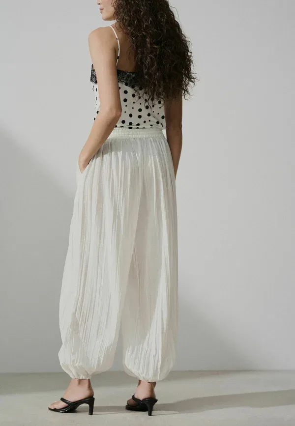 Брюки Petite fit crushed balloon leg trousers Next, цвет экрю — фото 2