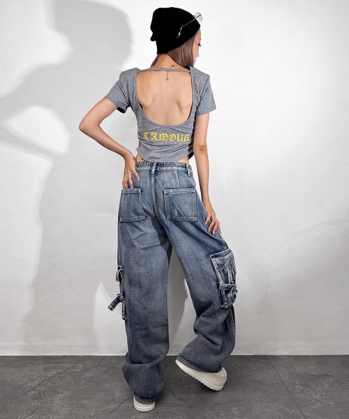 

Футболка с открытым верхом и логотипом BLACKQUEEN