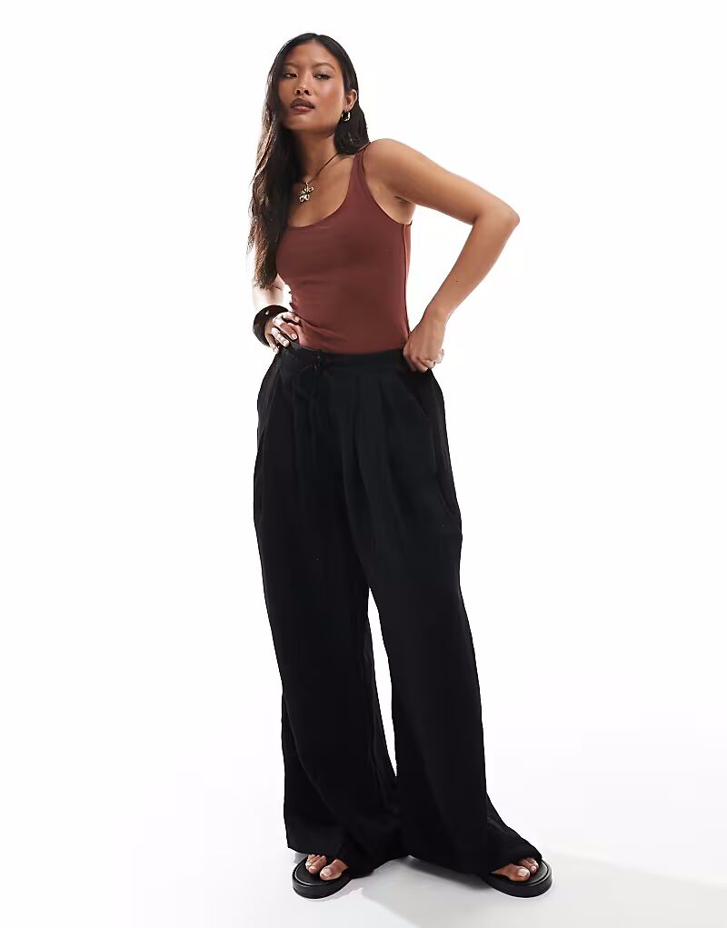 

Широкие брюки Stradivarius Petite черного цвета с жатой текстурой и завязкой на талии