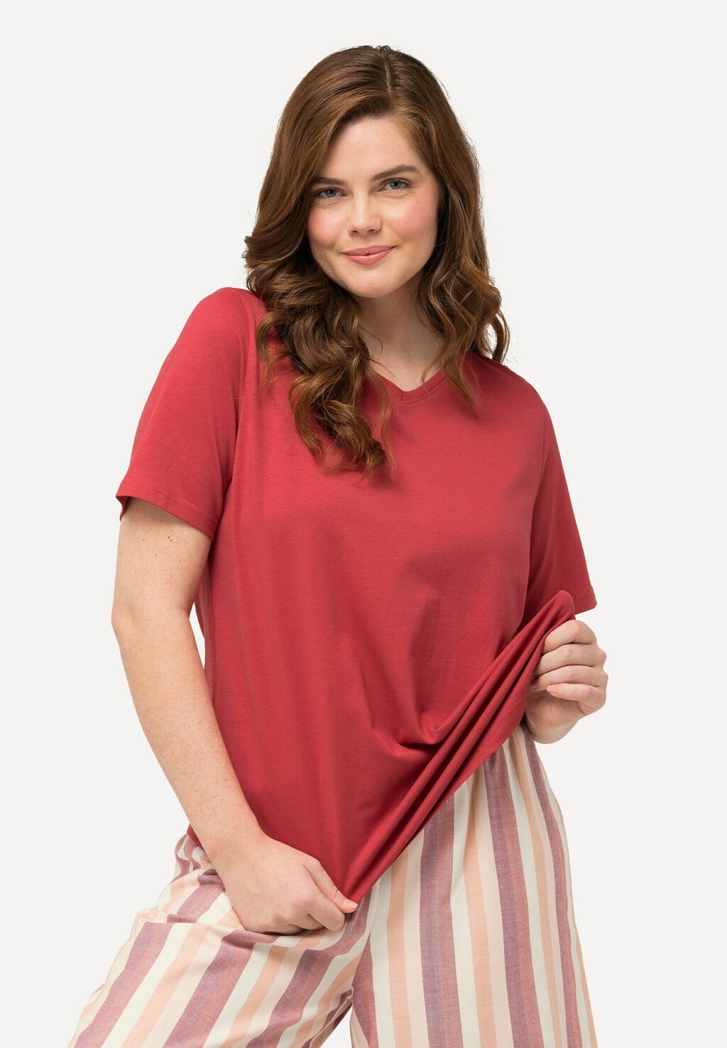 

Базовая футболка FEMME GRANDES TAILLES V, COTON BIO, MANCHES COURTES Ulla Popken, коралл