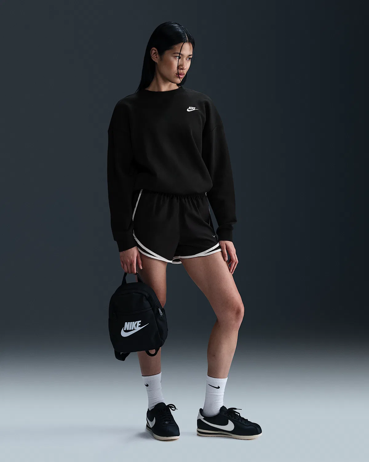 Женский свободный свитшот с круглым вырезом Nike Sportswear Club Fleece, Black/White — фото 4