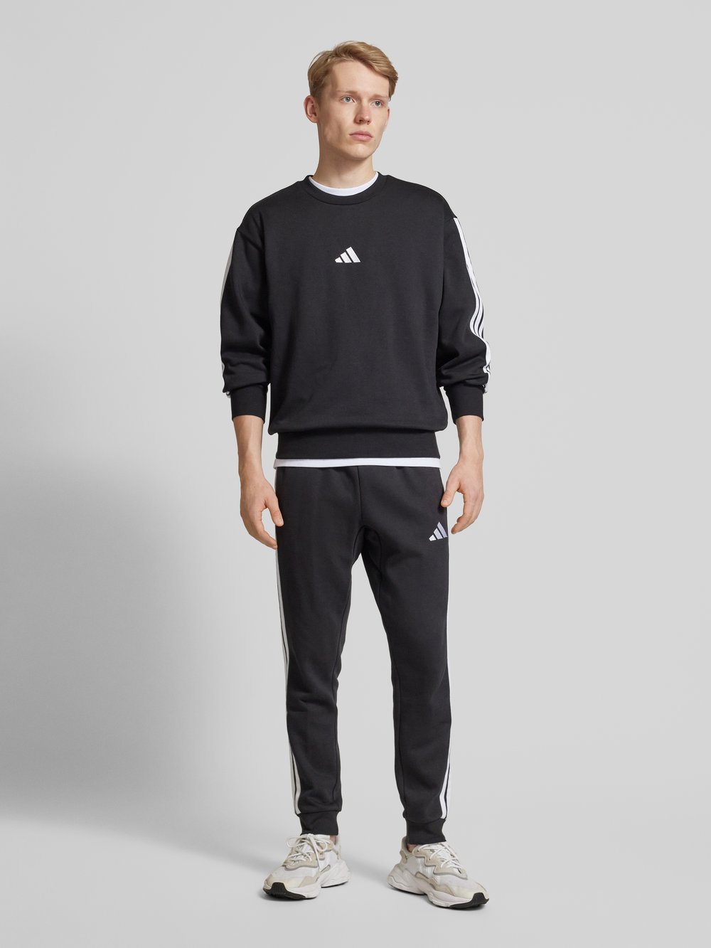 

Толстовка с этикеткой ADIDAS SPORTSWEAR, черный