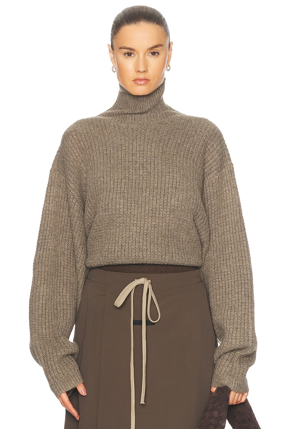 

Укороченный свитер с высоким воротником Fear of God ESSENTIALS, цвет Heather Gray