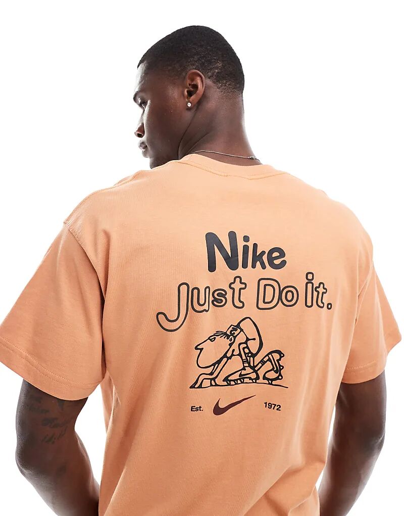 

Футболка с клубным графическим принтом на спине коричневого цвета Nike