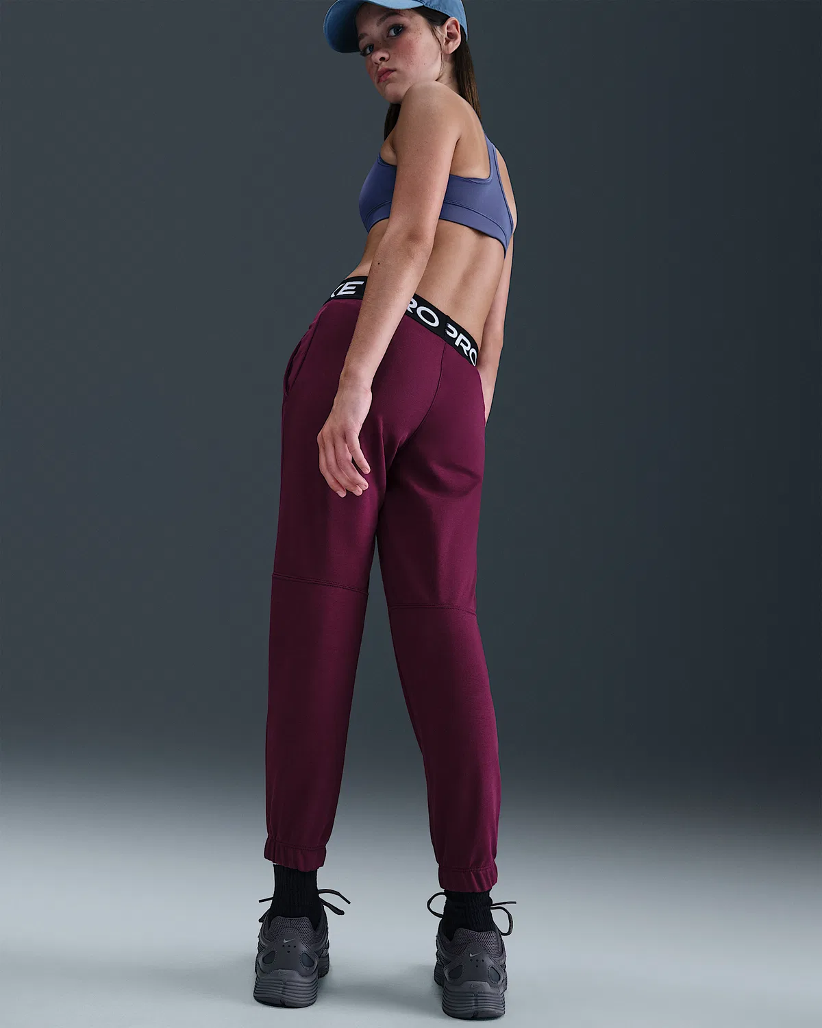 Детские (девчачьи) джоггеры Nike Pro Fleece Dri-FIT, Bordeaux/Bordeaux/Black/White — фото 3