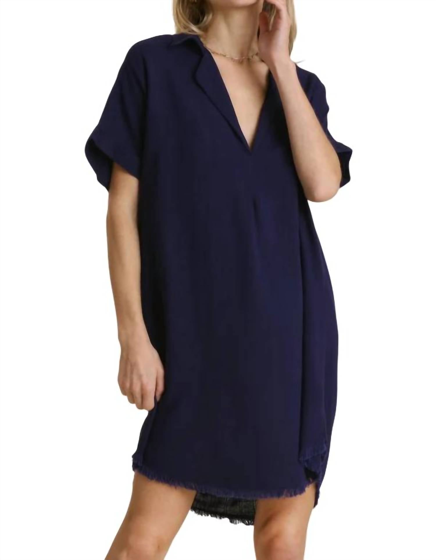 

Льняное платье с V-образным вырезом и воротником в цвете Navy Umgee