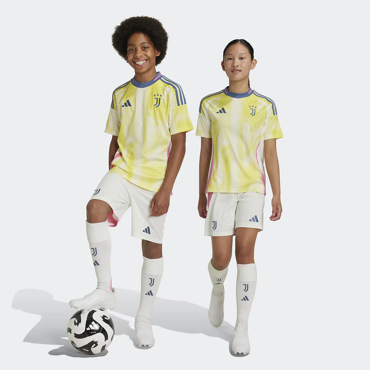 

Детские шорты Adidas Away ФК «Ювентус» 2024-2025, бежевый