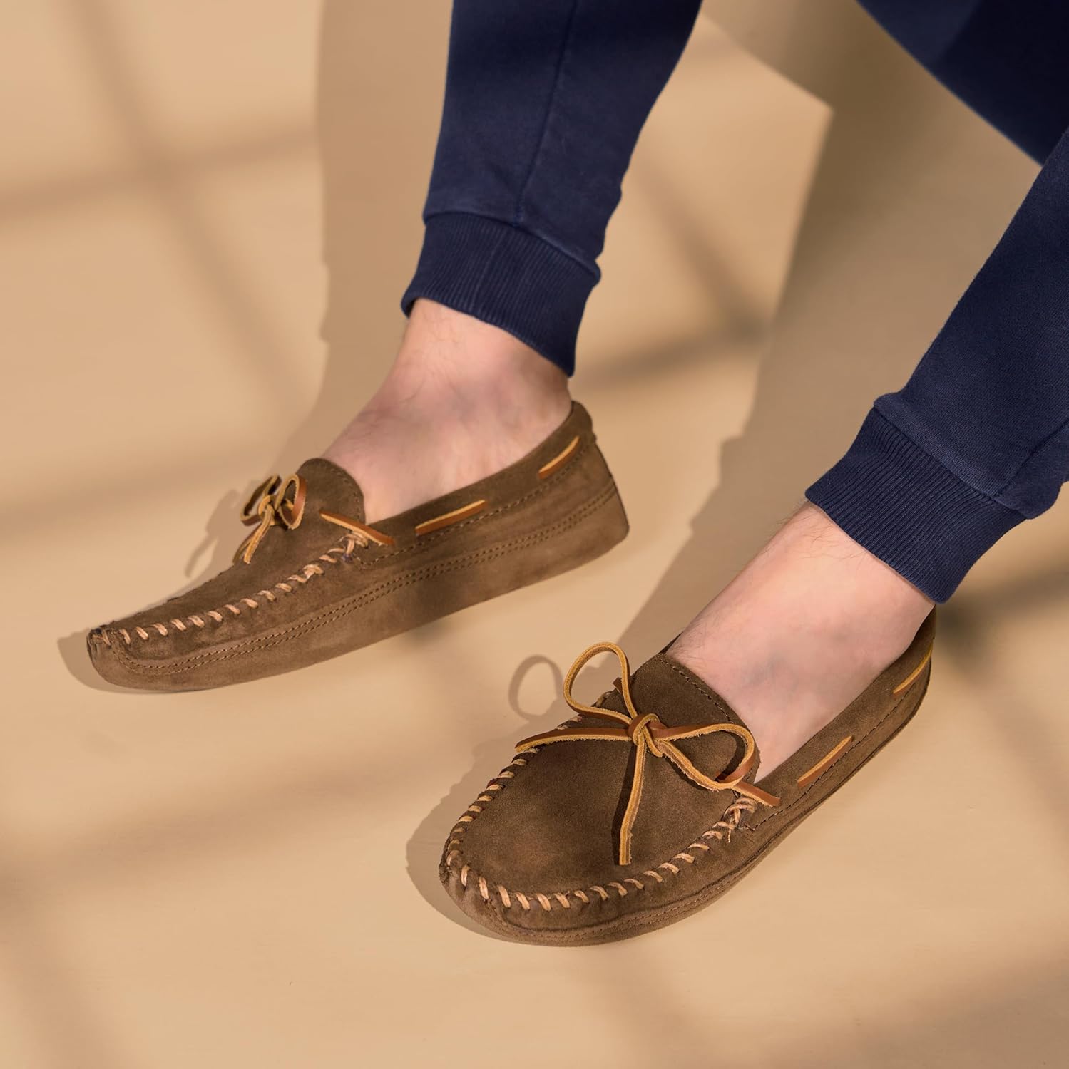 Мужские флисовые тапочки с двумя подошвами Minnetonka, коричневый — фото 4
