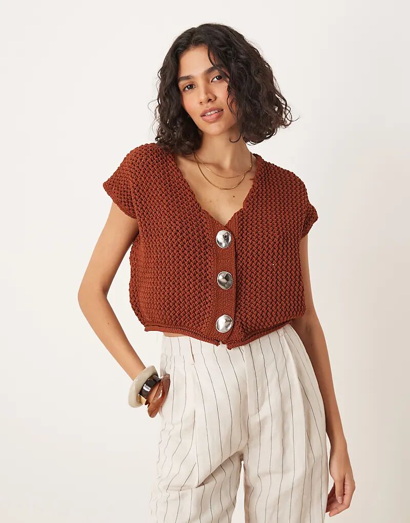 

Майка ASOS DESIGN из толстой трикотажной ткани с V-образным вырезом и золотыми пуговицами коричневого цвета