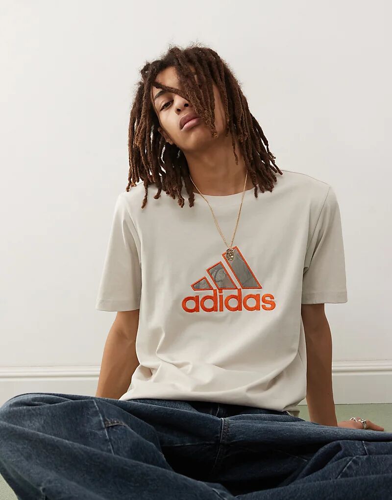 

adidas Originals – Street – Футболка бежевого цвета с графикой
