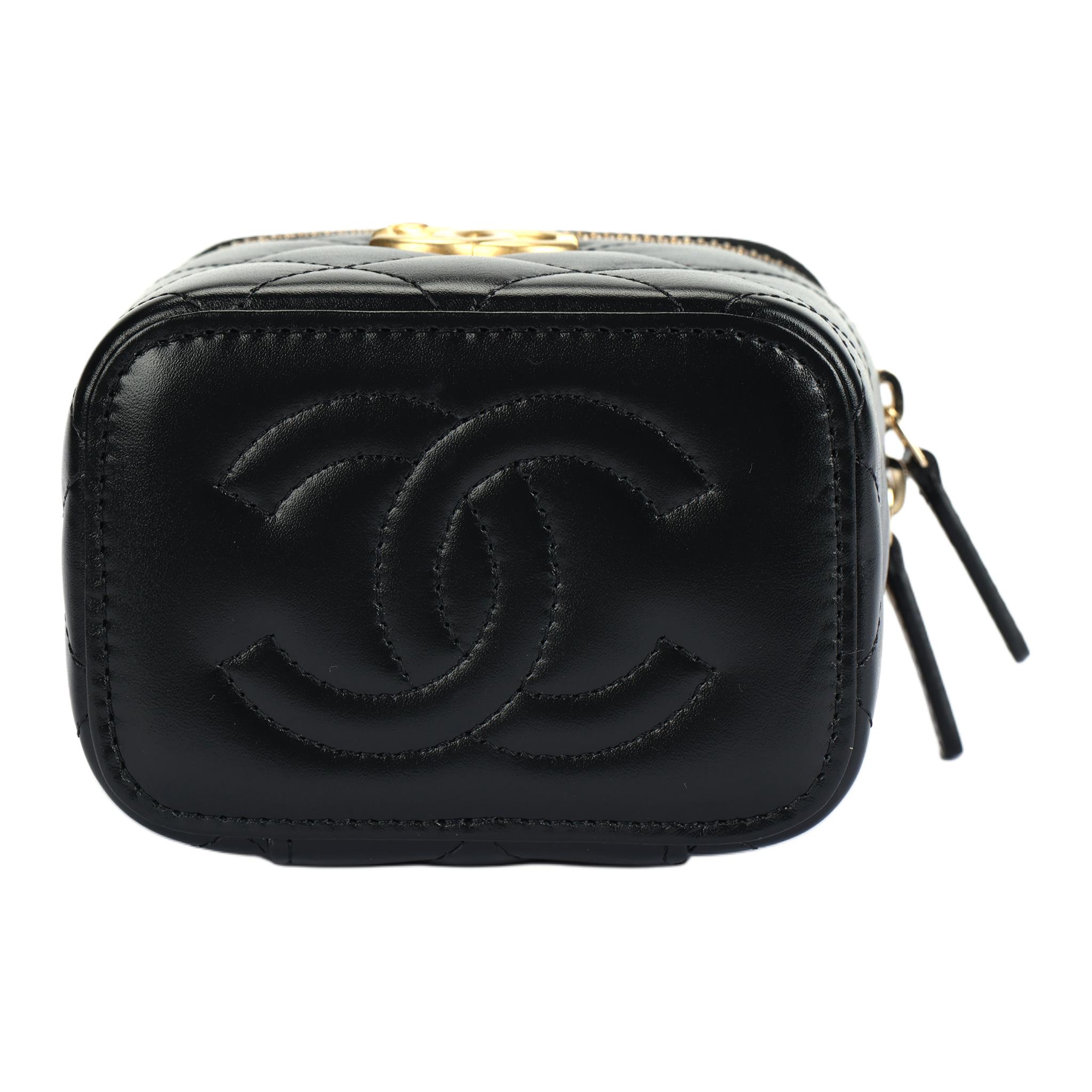 CHANEL Косметичка Smooth Finish Calfskin & Gold Metal Crossbody Small, черная — фото 4