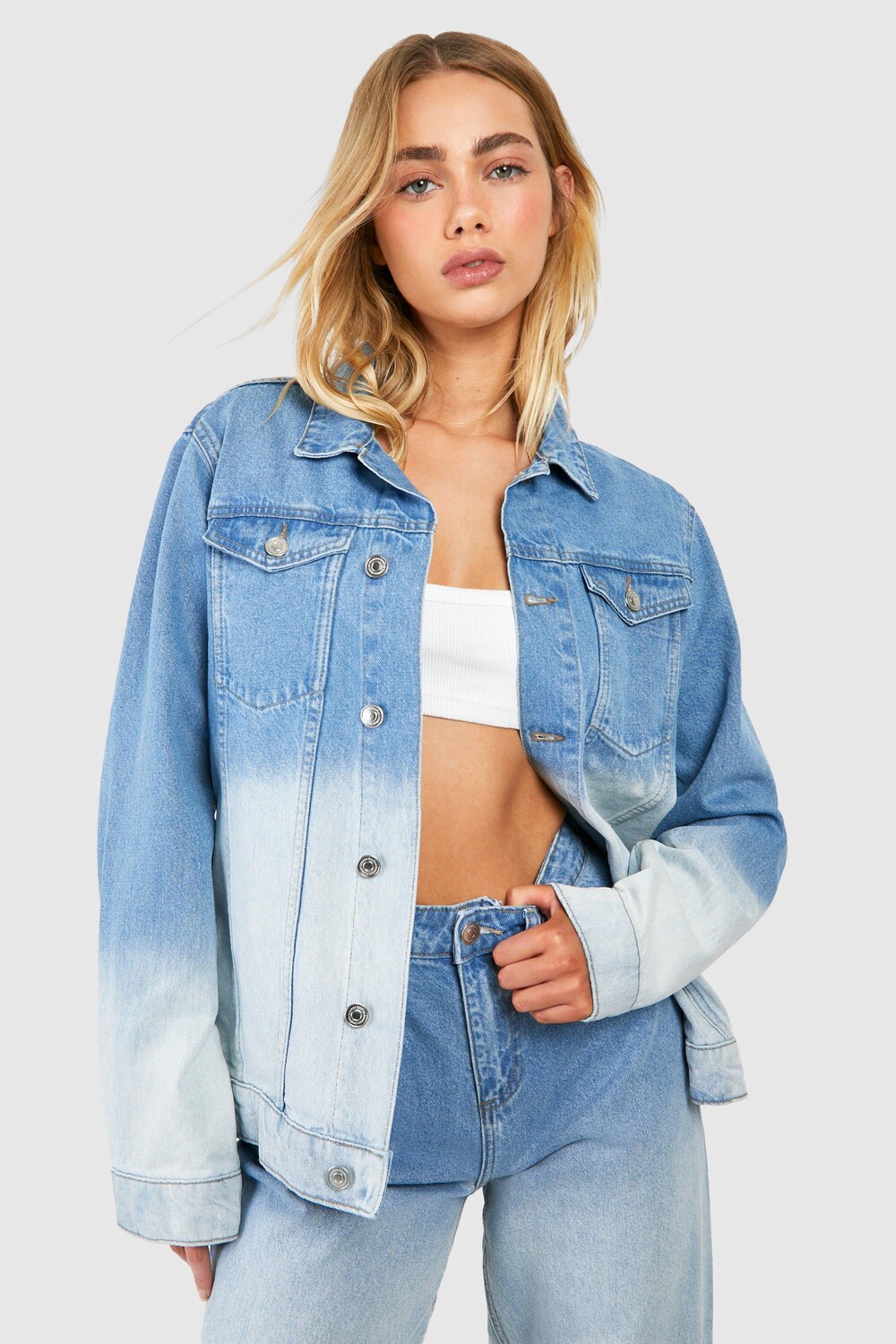 Джинсовая куртка Lightwash с эффектом омбре boohoo, синий