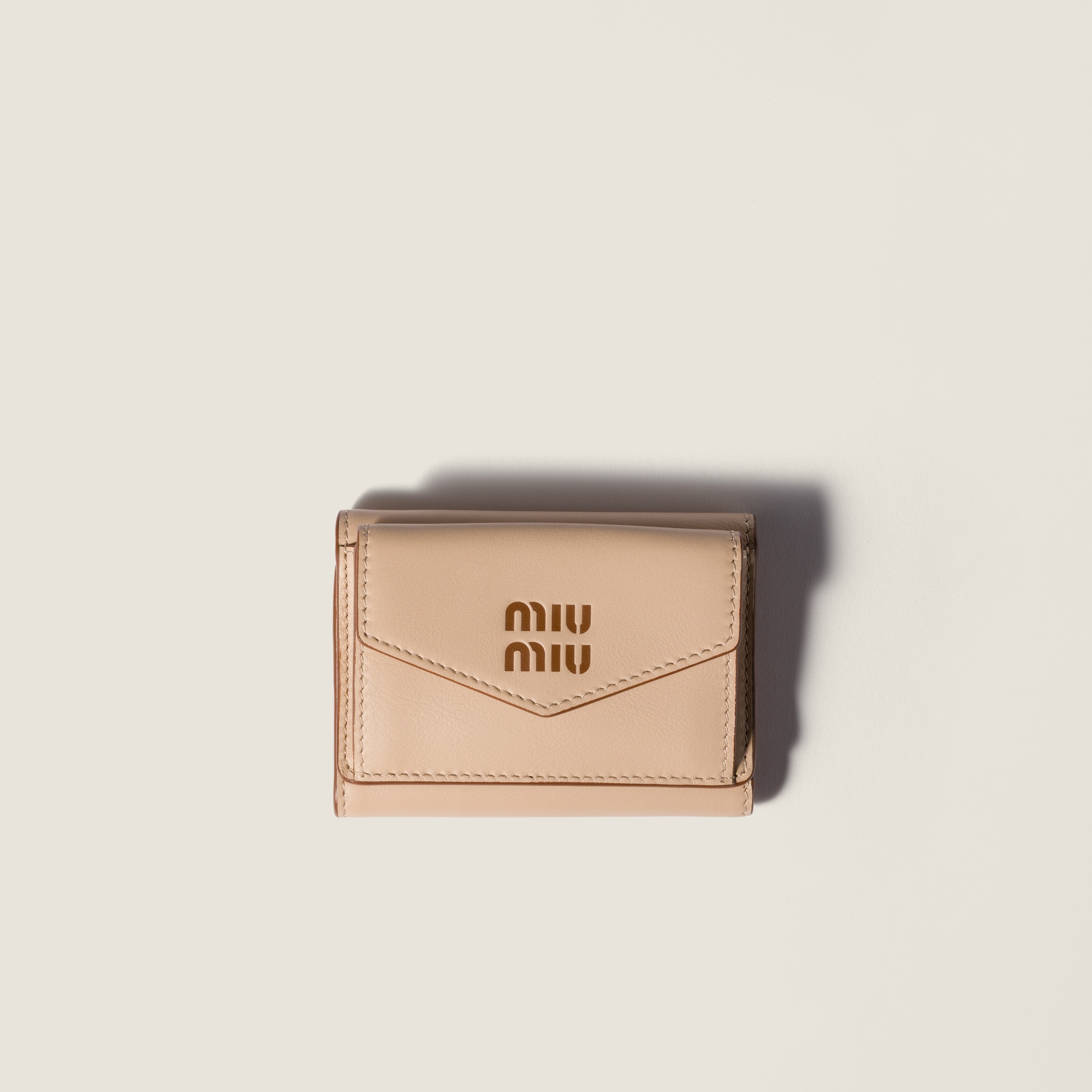 

Маленький кожаный кошелек MIU MIU, бежевый