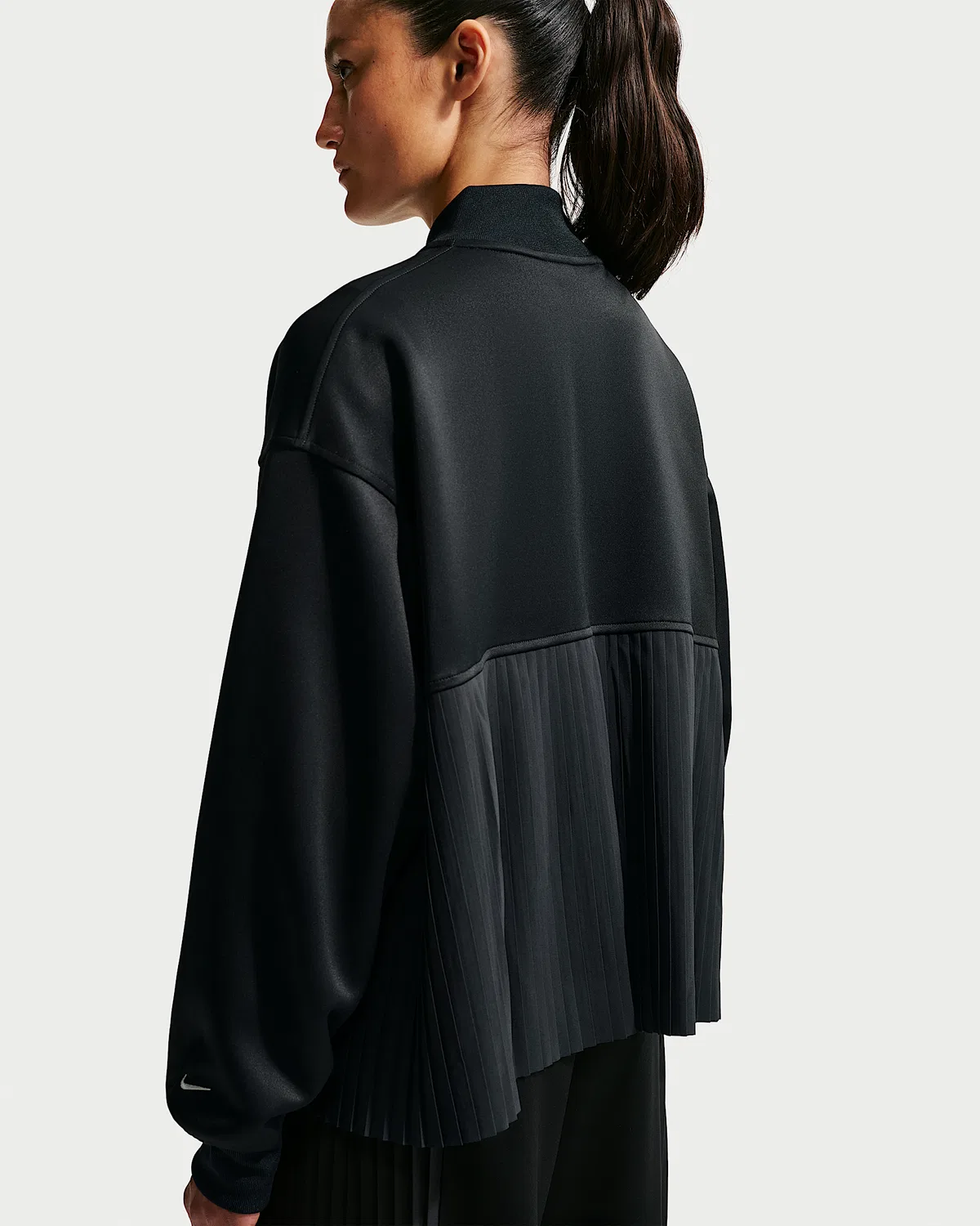 Женская плиссированная куртка Nike Sportswear, Black/Sail — фото 2