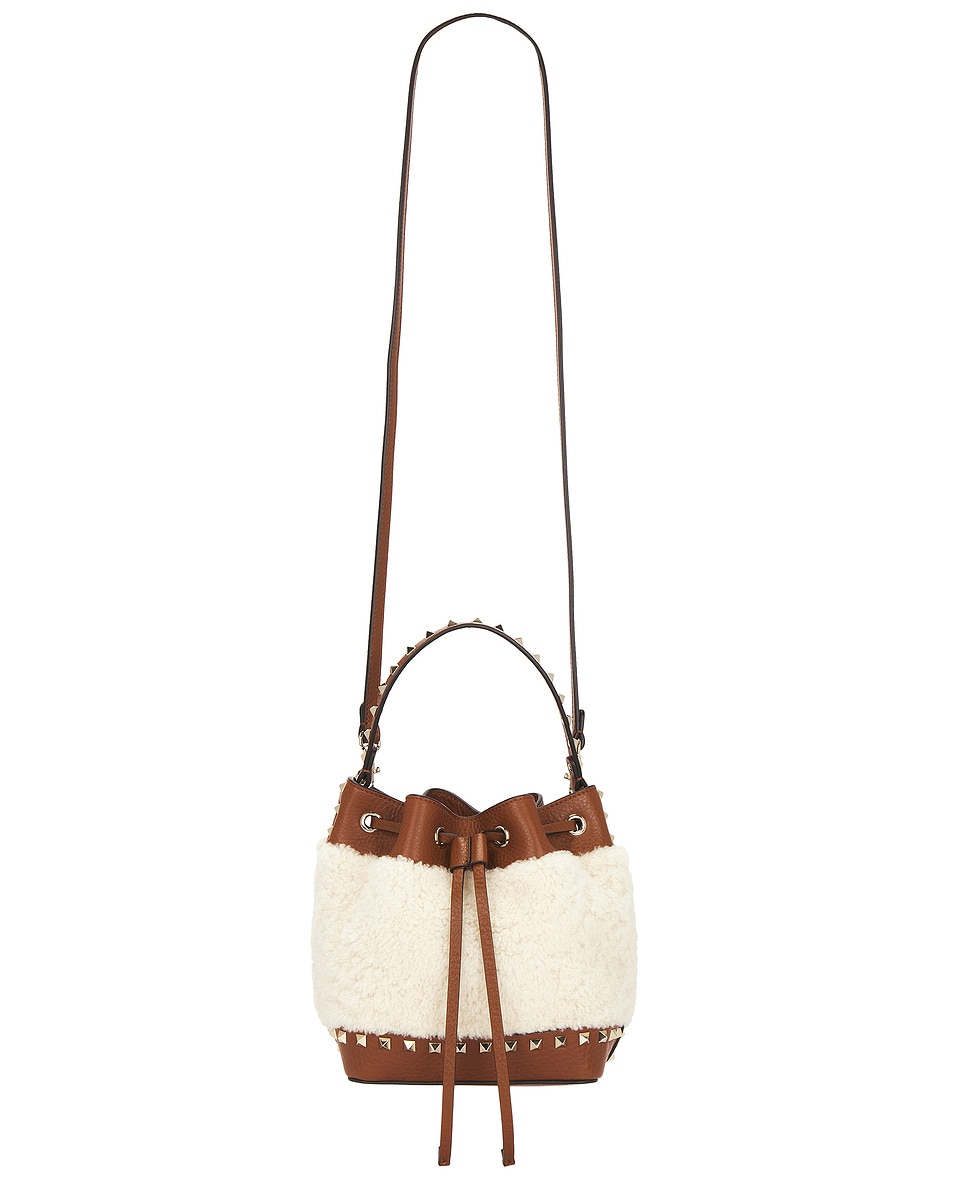 

Сумка Rockstud на шнурке Valentino Garavani, Naturale & Selleria