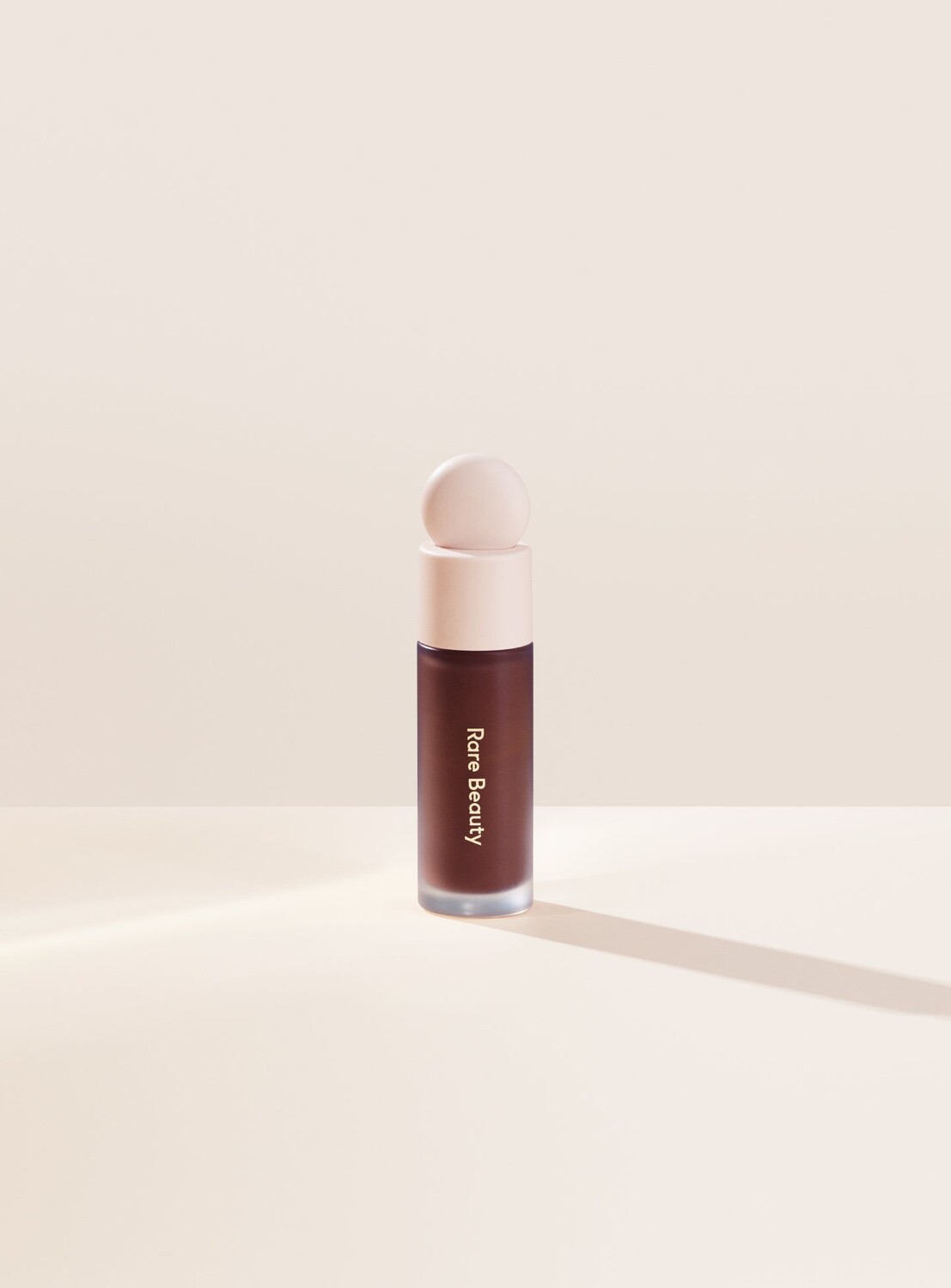 

Осветляющий консилер Liquid Touch Rare Beauty, цвет 550c/deep with cool neutral undertones