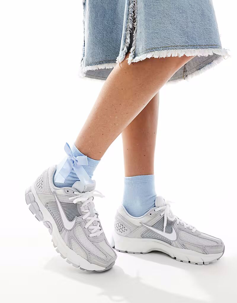Кроссовки Nike Zoom Vomero 5 серого и белого цветов