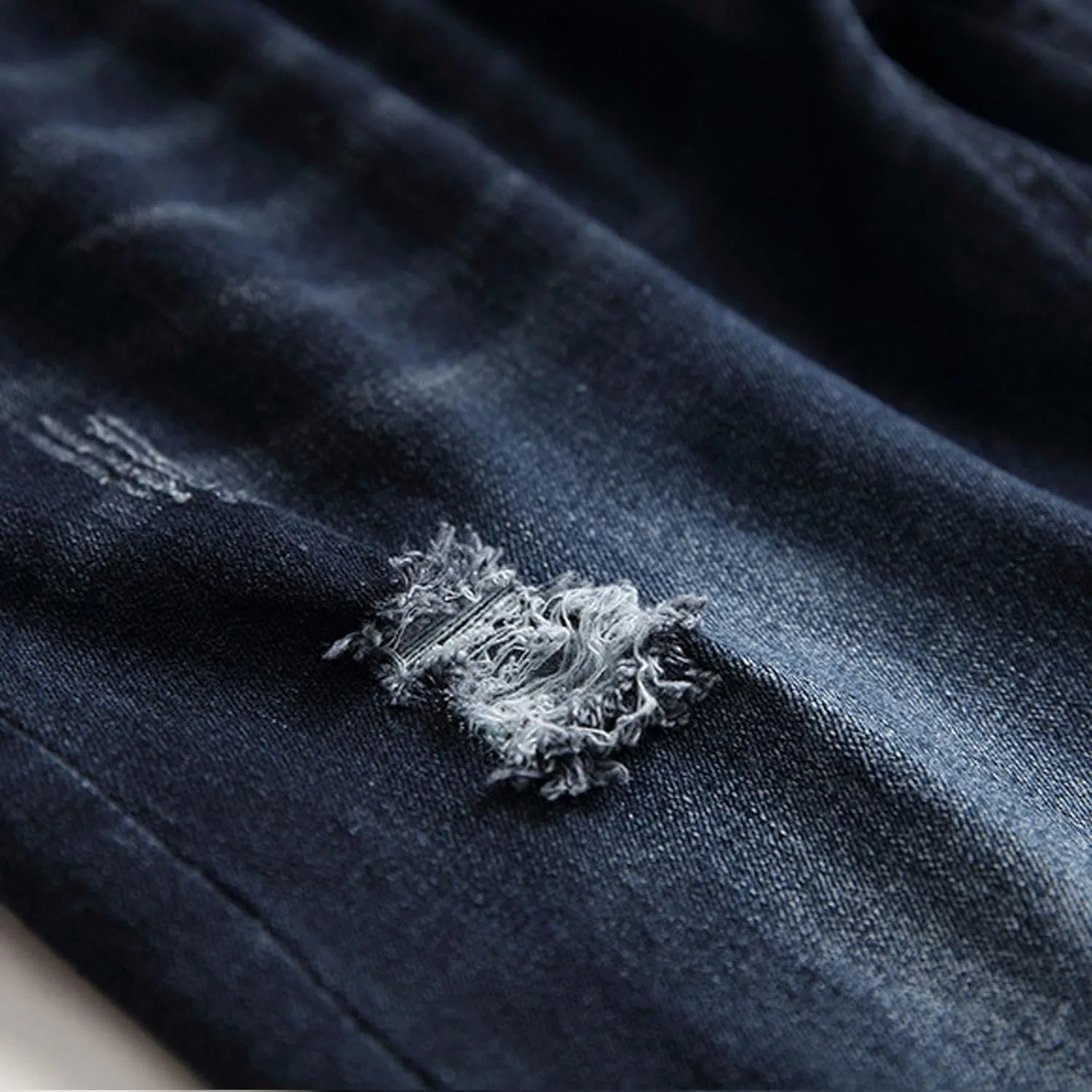 Джинсы прямые slim-fit с рваными элементами, синие — фото 3