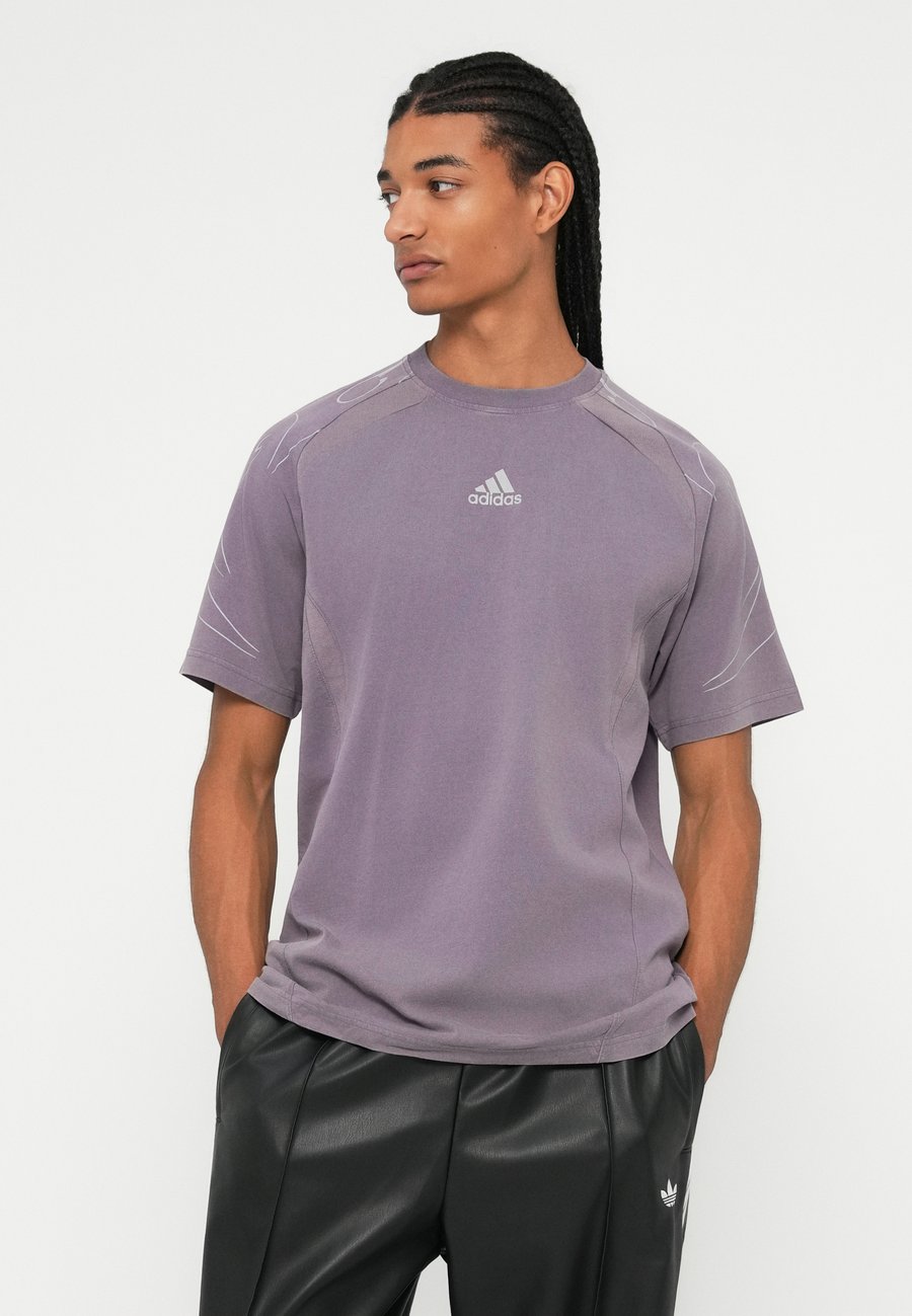 Футболка Adidas Originals ADILENIUM UNISEX, Shadow Violet/Purple — фото 4