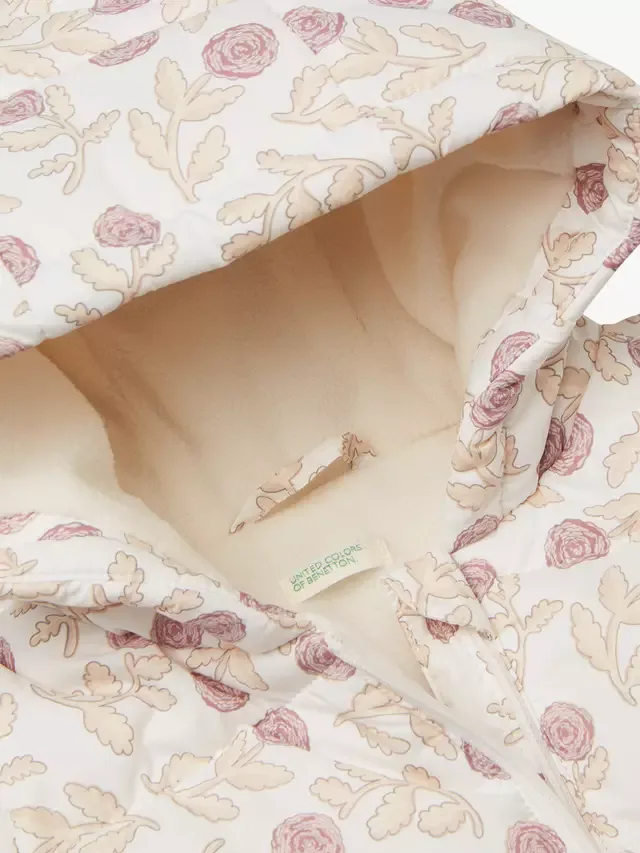 Детская стеганая куртка с цветочным принтом на флисовой подкладке, белая Benetton — фото 3
