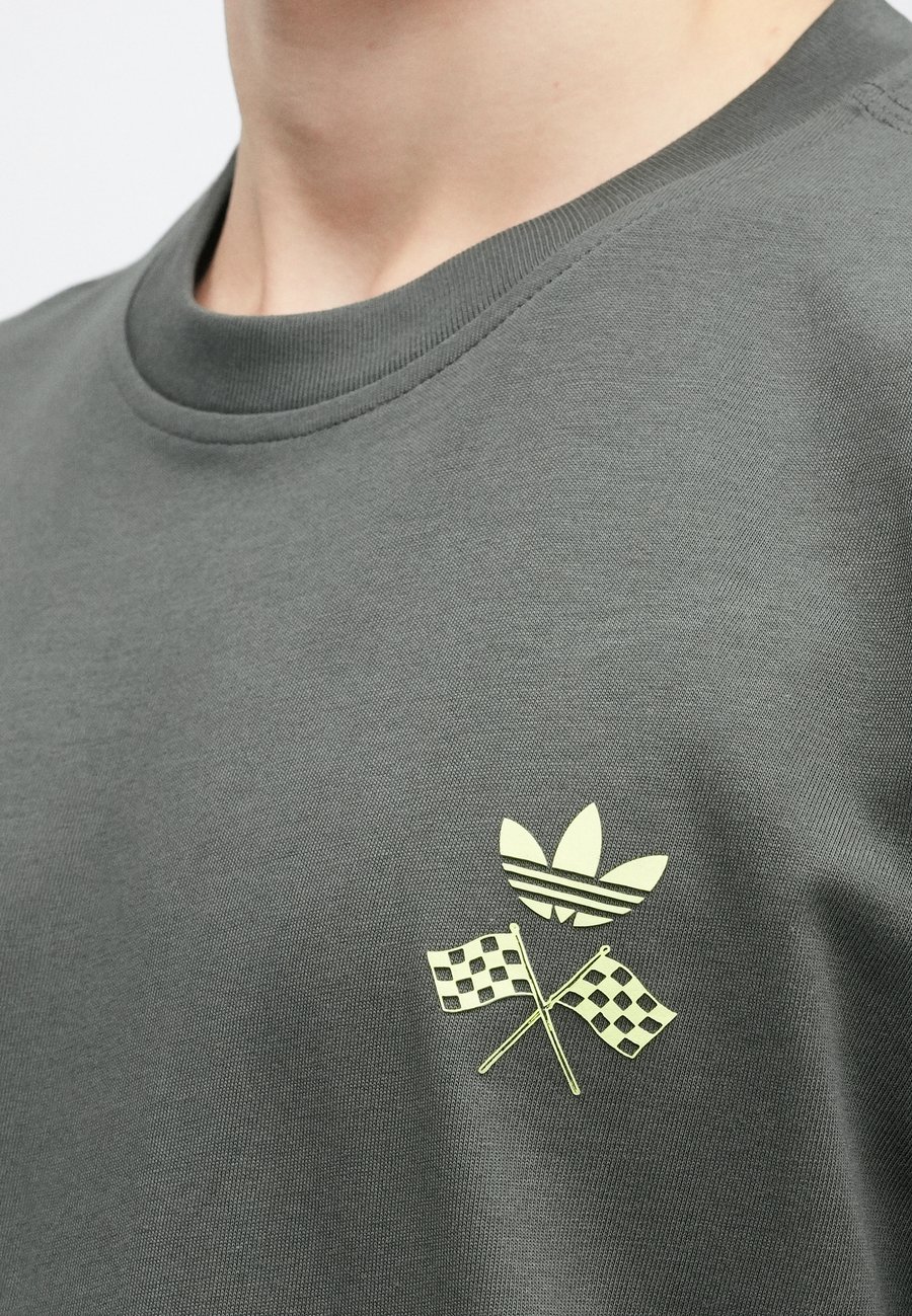 Футболка Adidas Originals RACING CAR TEE UNISEX, Grey Six/Grey — фото 3