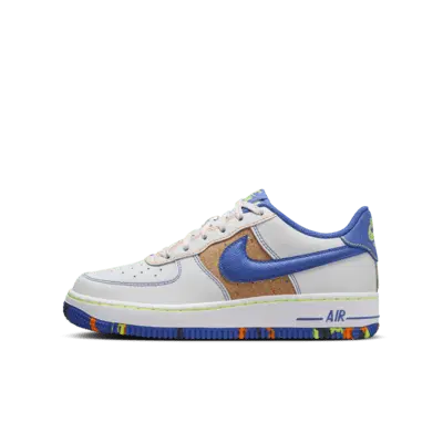

Кроссовки Nike Air Force 1 LV8, цвет Photon Dust/Volt/Total Orange/Astronomy Blue
