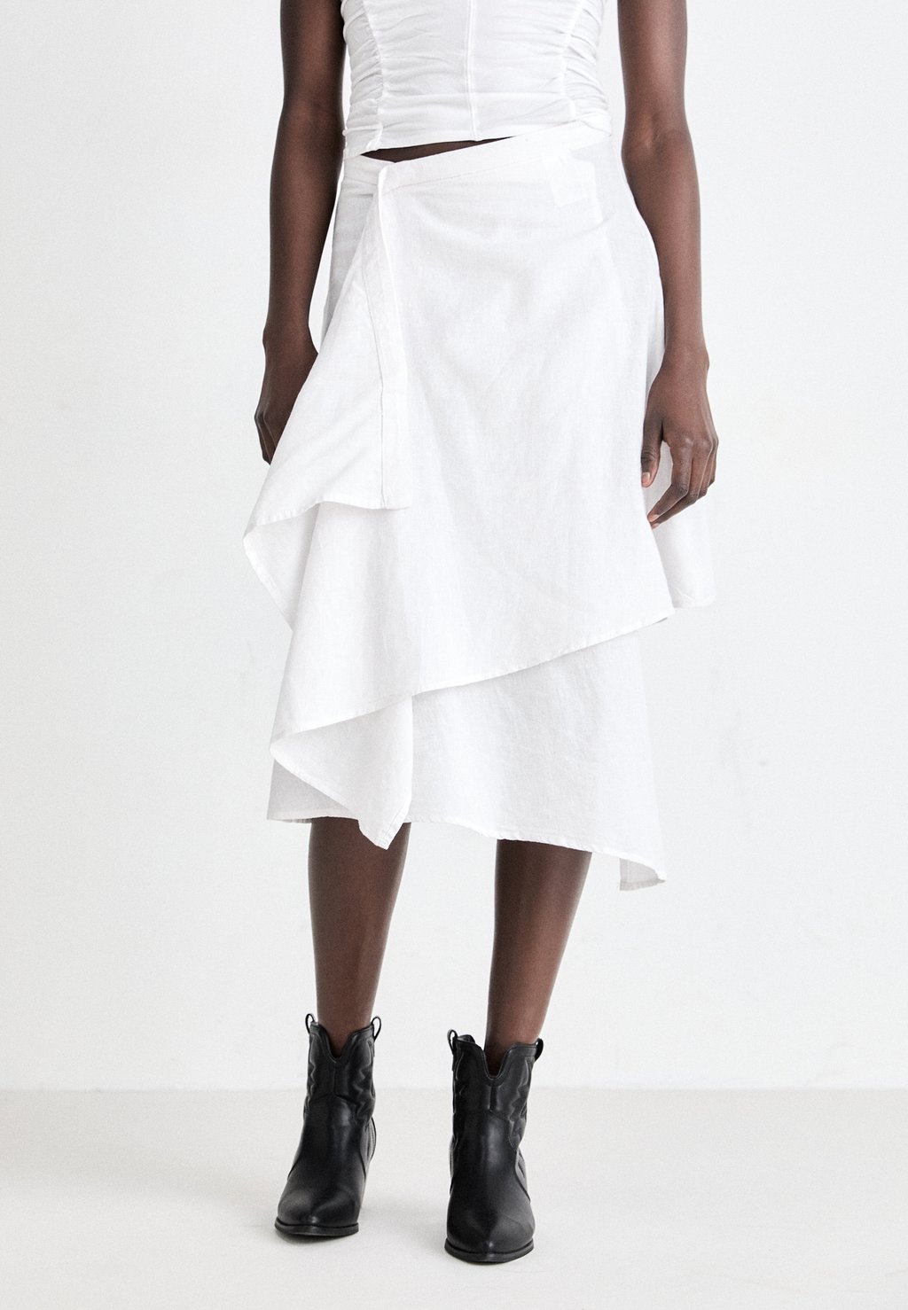

Юбка с запахом RAMONA ASYMMETRIC BLEND WRAP SKIRT Weekday, белый