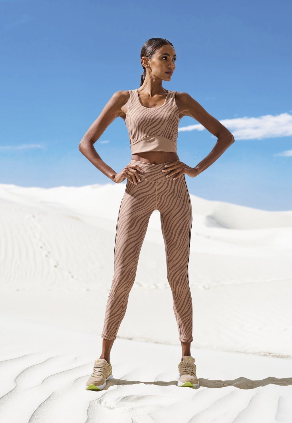 

Топ CROP LASCANA Active, коричневый