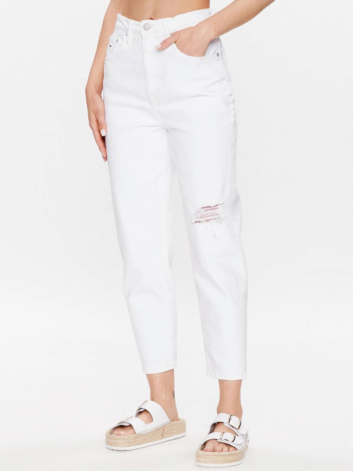 

Tommy JEANS Зауженные джинсы Mom с высокой посадкой, белый