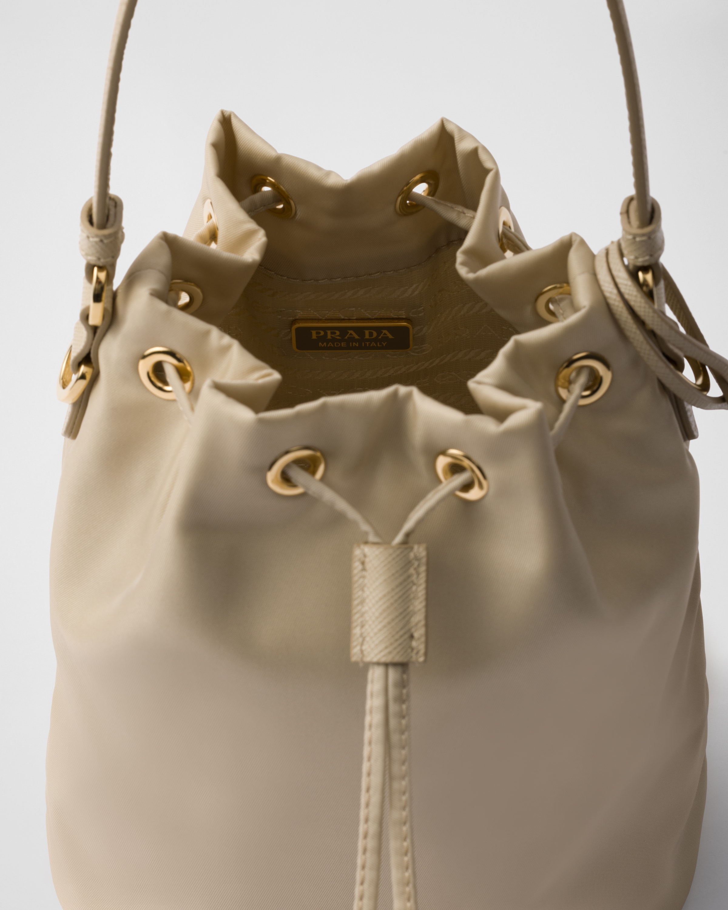 Мини-сумка Prada Re-Edition 1978 из переработанного нейлона Prada, песочный бежевый — фото 4