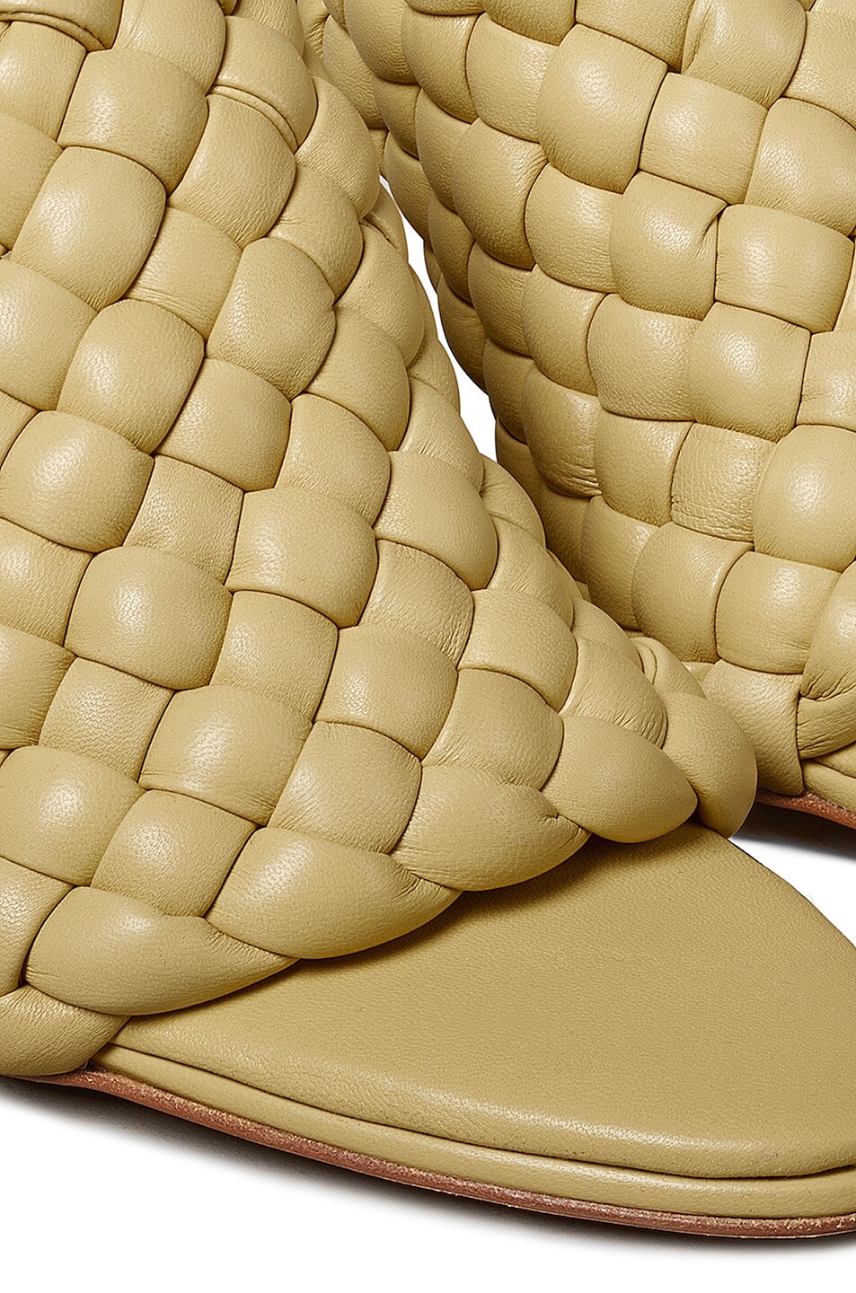 Кожаные сандалии с мягкой подкладкой Bottega Veneta, цвет Tapioca — фото 4