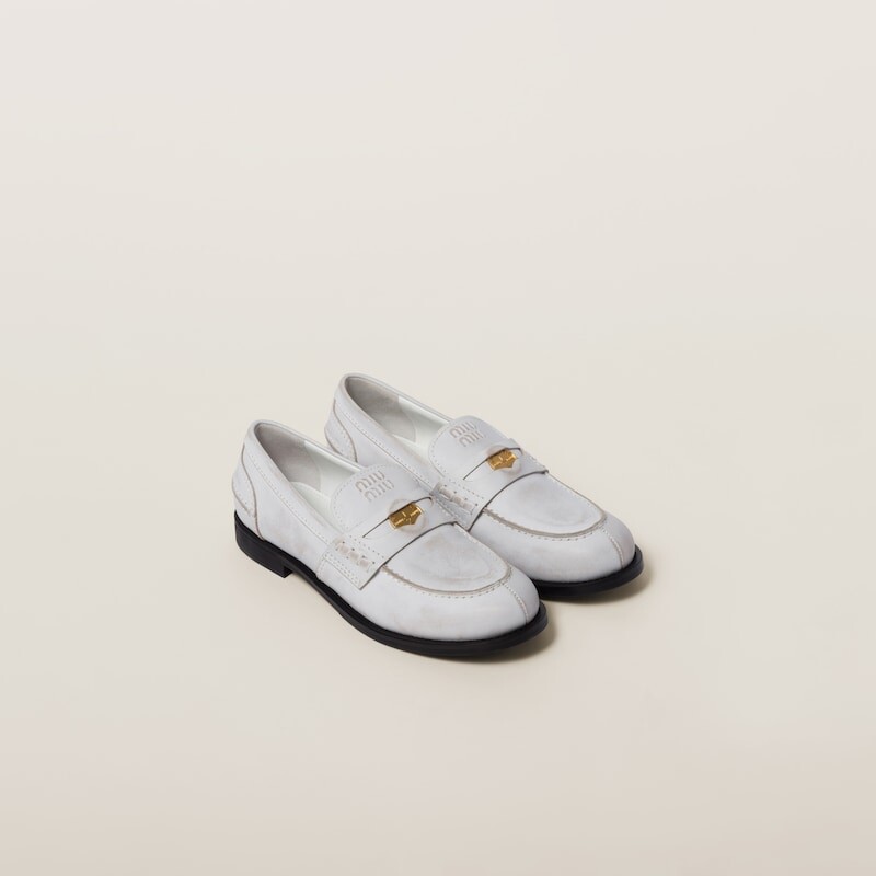 

Кожаные лоферы с винтажным эффектом Miu Miu, белый