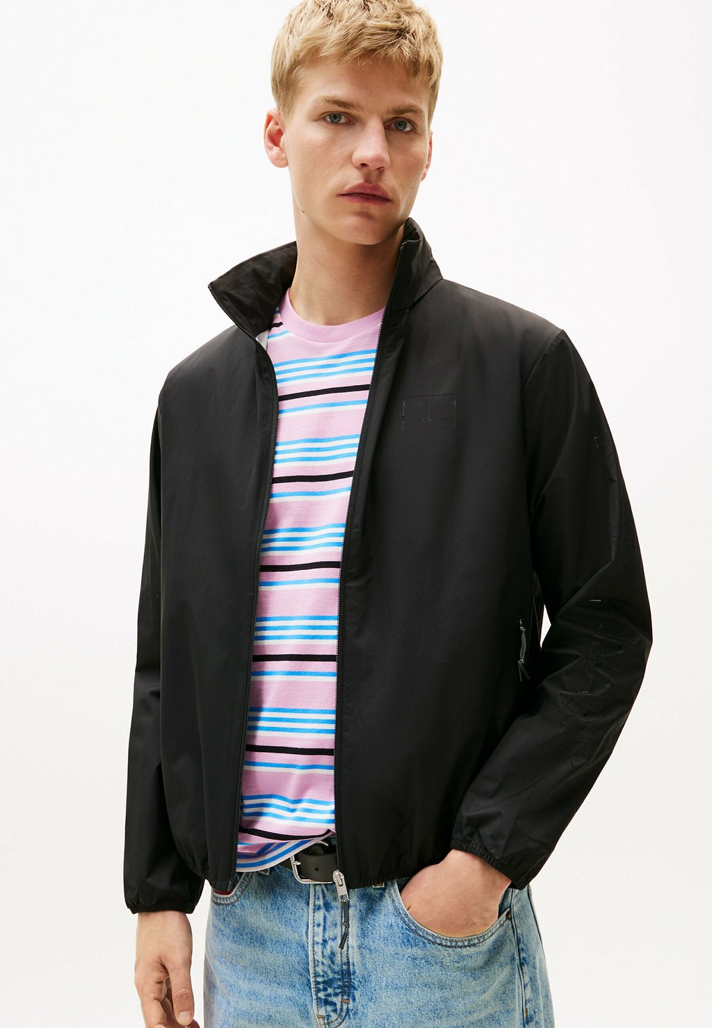 

Ветровка WATER RESISTANT LOGO WINDBREAKER Tommy Jeans, черный