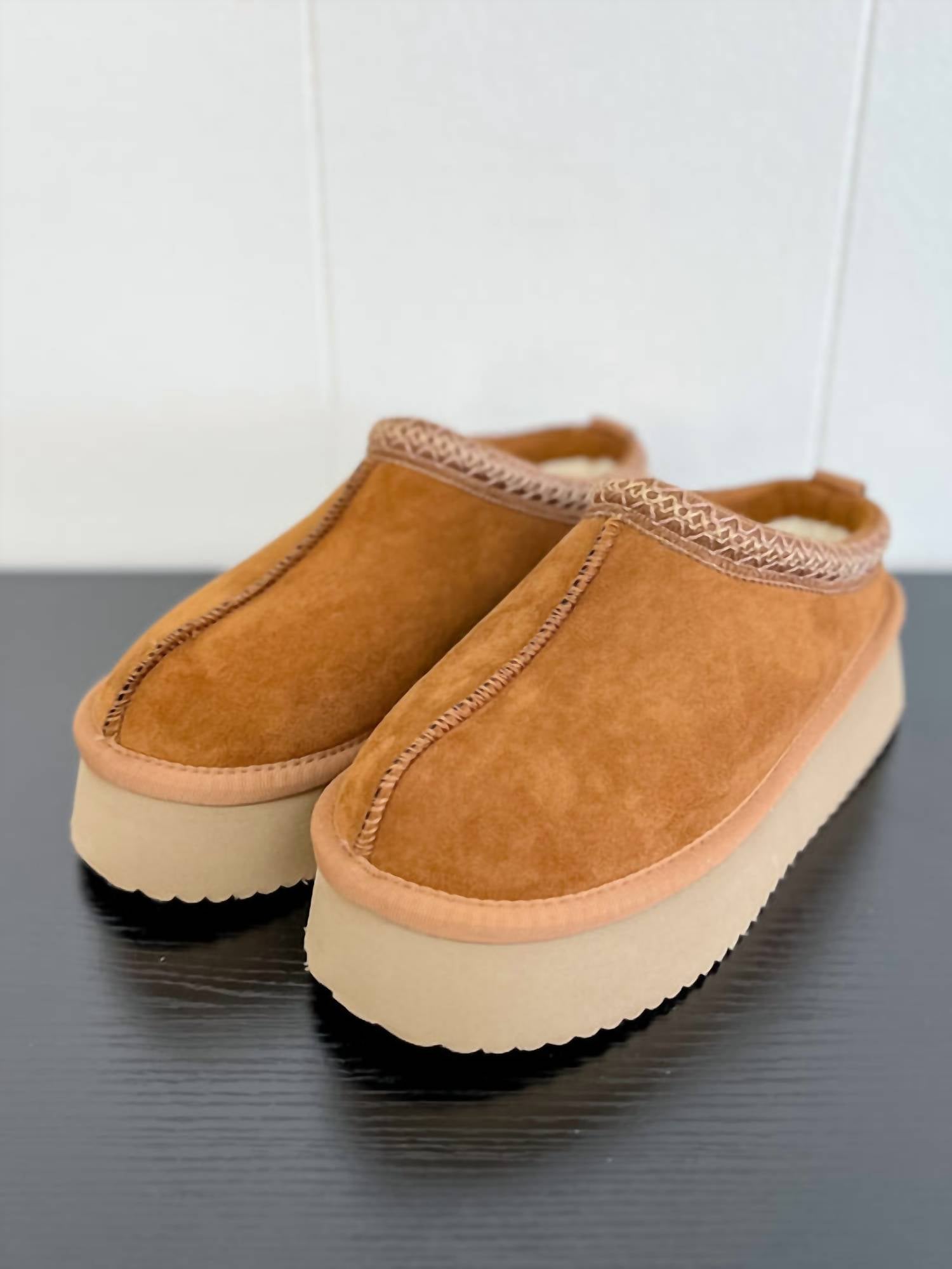 Pillow Talk Искусственная замша Платформенные тапочки в коричневом цвете Corkys Footwear — фото 2