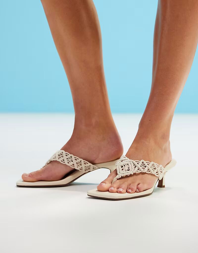Босоножки ASOS DESIGN Hawaii с плетеным носком и каблуком-рюмочкой в ​​кремово-белом цвете