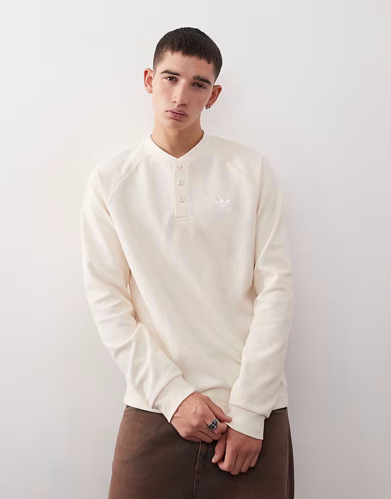 

Футболка Adidas Originals Trefoil Essentials в цвете Wonder White