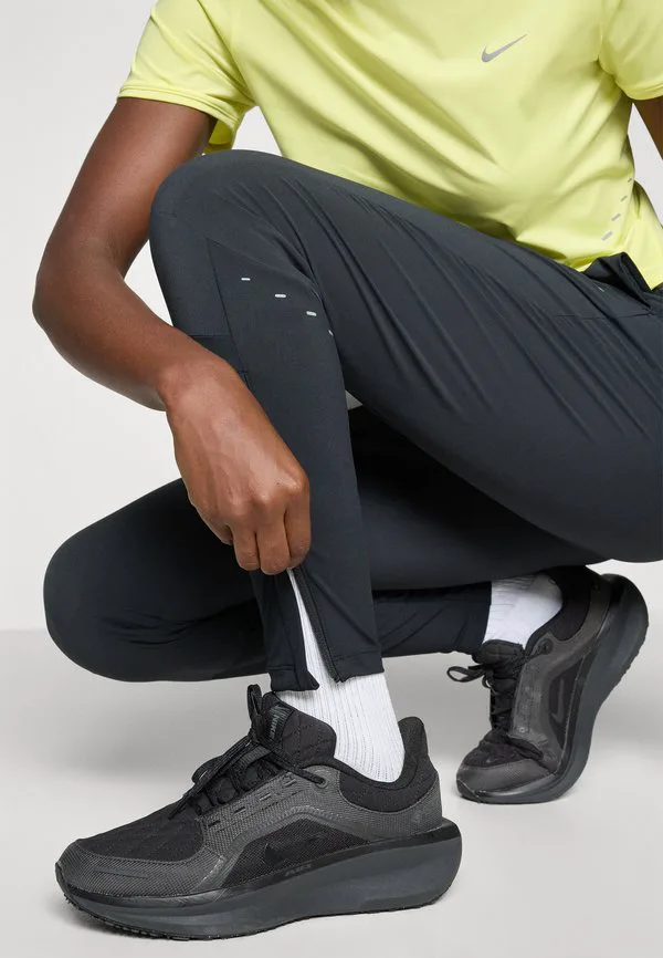 Брюки спортивного костюма swift Nike Performance, Black/Reflective Silver-Coloured — фото 4