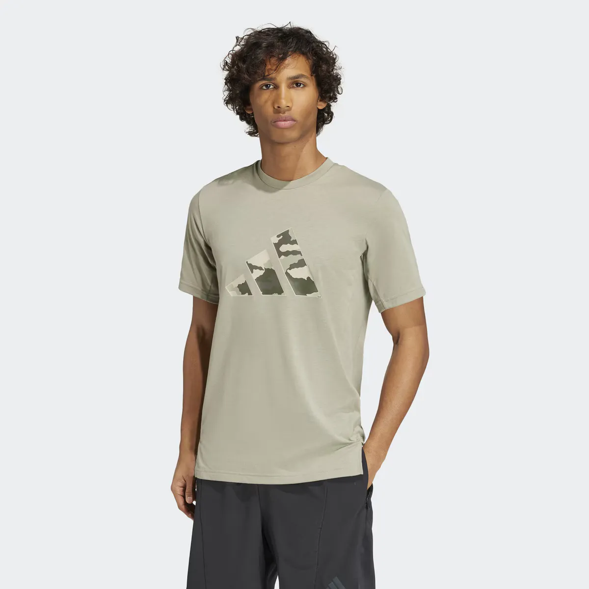 

Мужская футболка с камуфляжным графическим логотипом Adidas Train Essentials, зеленый
