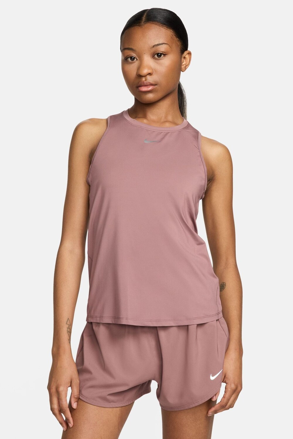 

Одна классическая майка dri fit Nike, коричневый