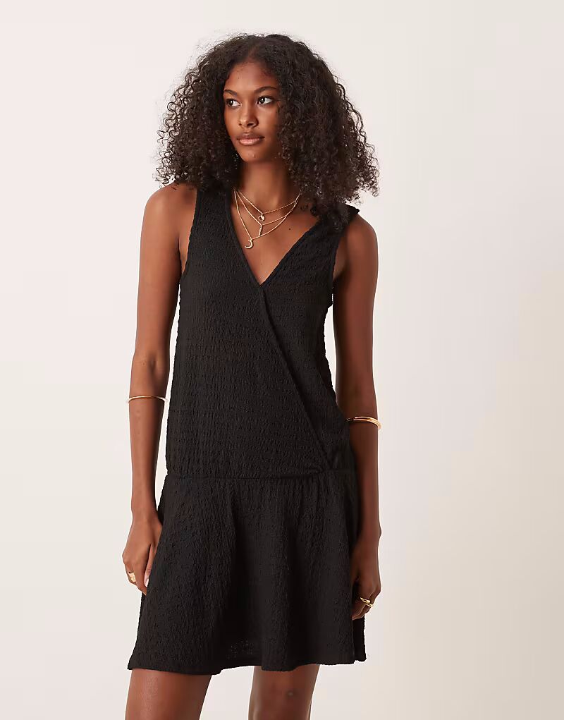 

ASOS DESIGN фактурное мини-платье без рукавов с V-образным вырезом спереди и заниженной талией черного цвета