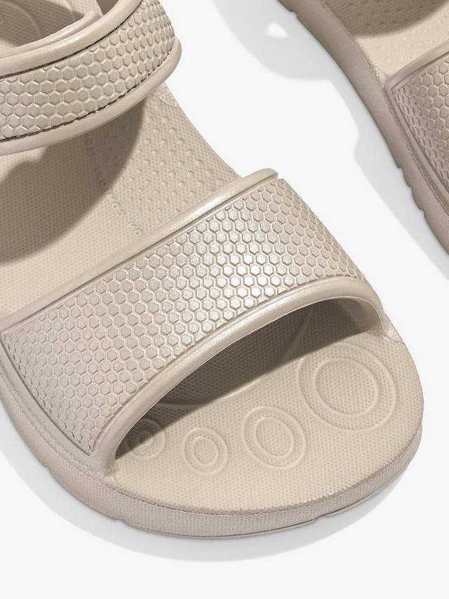 Детские сандалии Iqushion с задней застежкой и перламутровым покрытием FitFlop, Silver — фото 3